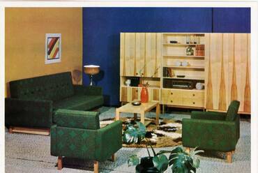A háromtagú szekrénysorból, kétszemélyes heverőből, két fotelból és dohányzóasztalból álló Emese garnitúrát 1973-ban kezdték gyártani, és főleg fiatal házasoknak ajánlották a kedvező ára miatt.