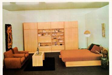 A Freddy II lakószoba-garnitúra természetes furnérral, poliészterezett kivitelben készült, és új formájú dohányzóasztal egészítette ki.