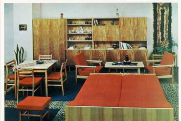 1964-ben kezdték el a Csobánc bútoregyüttes gyártását. A 19 darabból álló garnitúra elsősorban nagyobb szobák, vagy két kisebb helyiség berendezésére alkalmas. A hetvenes évek elején már főleg a falusi vásárlók keresték a Csobánc lakószobát.