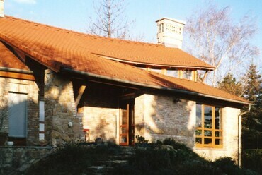 Kelemen-Pap villa, Budakeszi – tervező: Salamin Ferenc és Zsuffa Zsolt, 1998. – forrás: axisepitesz.hu