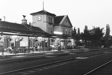 A gyorsan növekvő nyári csúcsforgalom nyomán az állomások hamar bővítésre szorultak. Balatonalmádi már az 1930-as évekre elnyerte mai képét, azóta, mintegy kivételként, keveset változott. Forrás: Fortepan/Uvaterv 