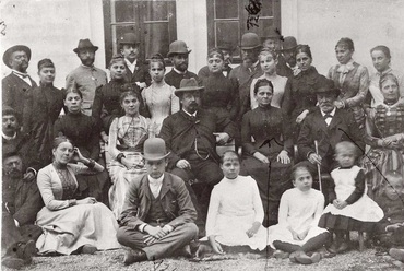 A Gregersen-család 1888-ban, álló sorban balról az első: Gregersen Hugó, szivarral, takarva: Gregersen Nils, ülő sorban, jobbról a második: Gregersen Gudbrand, alsó sorban, balról az első: Gregersen György (Gönczi, 2013 - Berkó Carmen hagyatéka) 