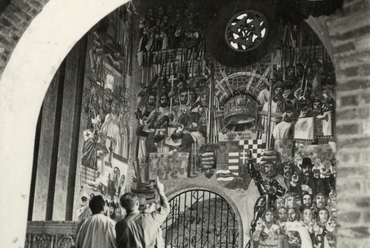 A mauzóleum beltere Sztehlo Lili ablakaival, Aba-Novák Vilmos falfestményeivel és a Lux Géza által tervezett rácsos kapuval, melyen szintén a szarvas motívum van főszerepben, Forrás: Wikipedia Commons
