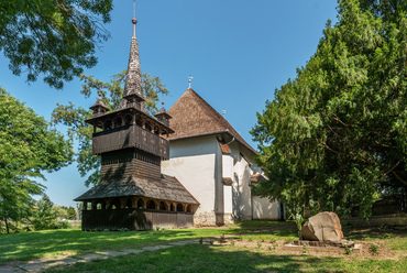 A Szenke és Gőgő patakok közti mesterséges szigeten eredetileg megerősített fallal körülvéve épült  Nagyszekeres temploma. A 17. századi tatár betörés alkalmával felgyújtott épületet az évszázad végére építették újjá.