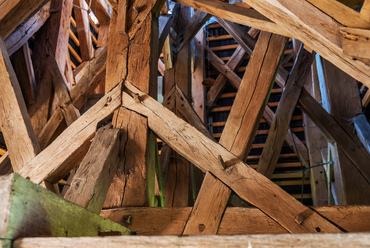 A harangláb bonyolult vázszerkezete a építése idején elterjedt módon, teljes egészében fából készült, beleértve a csomópontok kötőelemeit is.