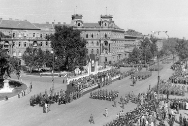 Kodály körönd, Hübner-udvar felvonulás idején, 1948. Forrás Fortepan-Magyar Rendőr