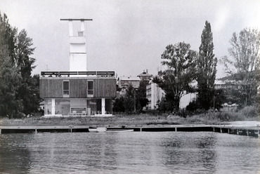 A Virág Csaba által tervezett hajdani OMFB kikötő sportszállása., Forrás: Építészfórum archívum