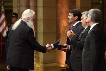 Nagy Bálint Ybl Miklós-díjas építész átveszi a Kossuth-díjat Áder János köztársasági elnöktől. Az államfő mellett Orbán Viktor miniszterelnök és Kövér László, az Országgyűlés elnöke. Fotó: MTI/Soós Lajos