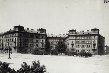 Kodály körönd (Körönd), szemben a MÁV Nyugdíjintézet bérháza. A felvétel 1885 körül készült. Fortepan-Budapest Főváros Levéltára. Levéltári jelzet HU.BFL.XV.19.d.1.06.058