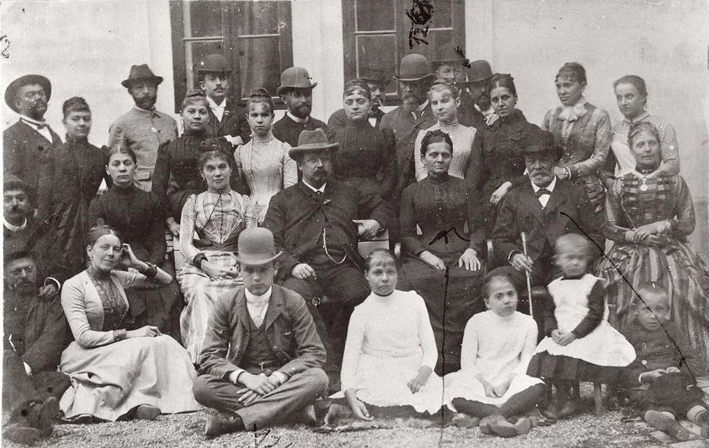 A Gregersen-család 1888-ban, álló sorban balról az első: Gregersen Hugó, szivarral, takarva: Gregersen Nils, ülő sorban, jobbról a második: Gregersen Gudbrand, alsó sorban, balról az első: Gregersen György (Gönczi, 2013 - Berkó Carmen hagyatéka) 