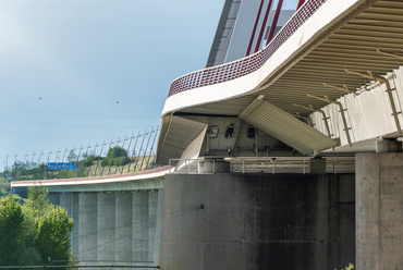 A 2000-es évek végén megépült három nagy híd, azaz a Kőröshegyi völgyhíd, a Megyeri híd és a Pentele híd véletlen, közös jellemzője az  1870 méterhez közeli hosszúság.  A hídfők sarui közt mért 1862 méterével az itteni híd a hármas középső tagja.