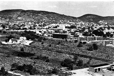 Szabó Iván: Társasüdülők és társasüdülő telepekről a tervezési gyakorlat kapcsán. / Forrás: Városépítés (1975) 4. 27-29.