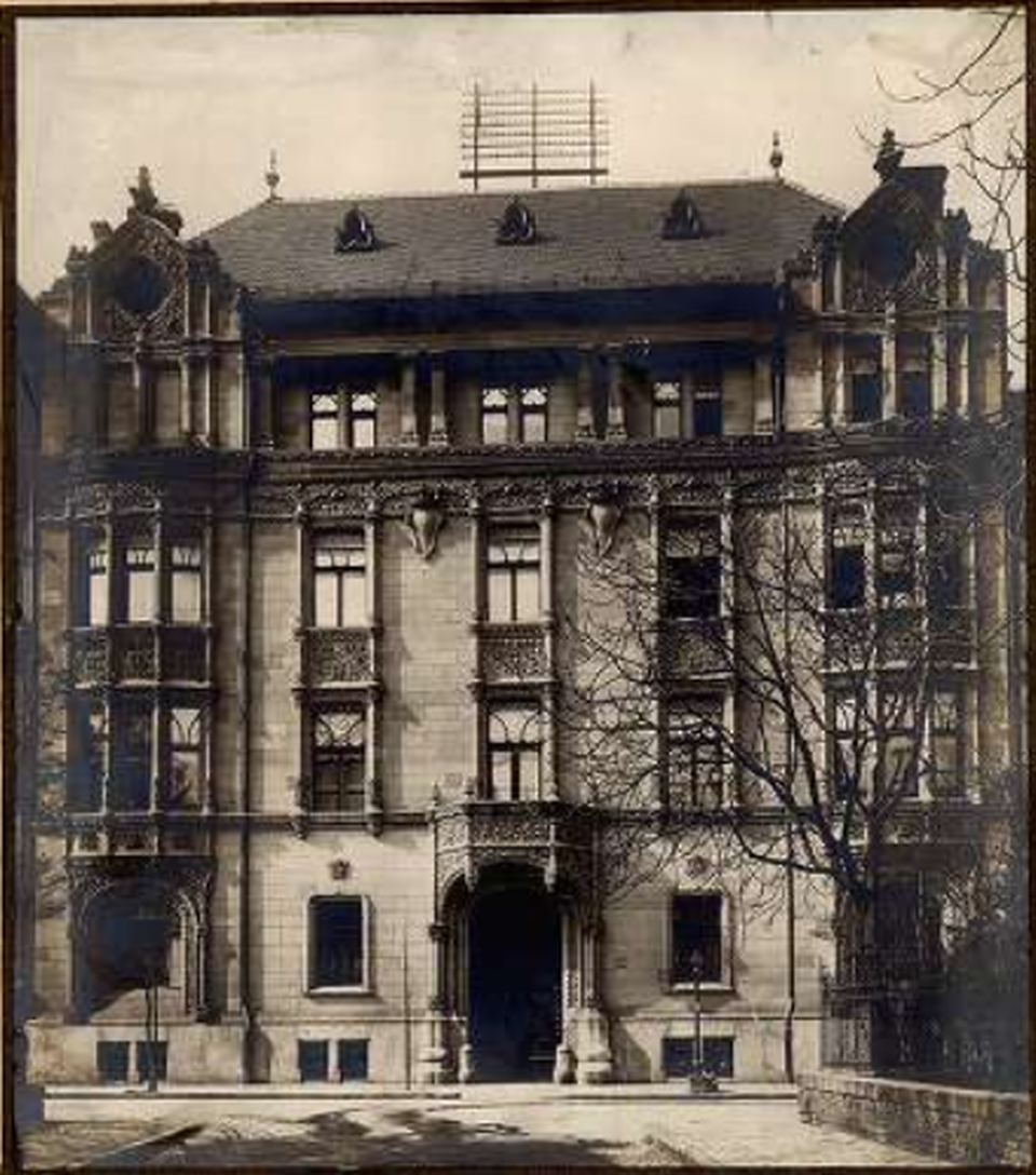 A palota homlokzata. Forrás: gallery.hungaricana.hu, a Fővárosi Szabó Ervin Könyvtár - Budapest Gyűjteményéből