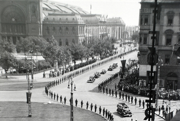 Baross tér, küldöttség vonulása a Keleti pályaudvartól a Rákóczi út felé, 1937 (Fortepan / Mezey Ferenc)