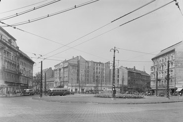 Baross tér, balra a Rákóczi út, jobbra a Rottenbiller utca torkolata. 1957 (Fortepan / UVATERV)