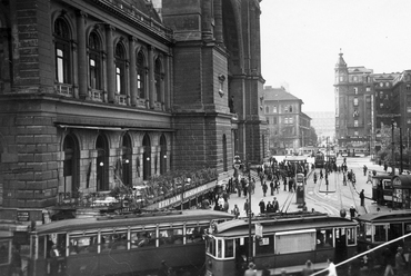 Villamoscsomópont a Baross téren, a Keleti pályaudvar előterében, 1935 (Fortepan / Ted Grauthoff)