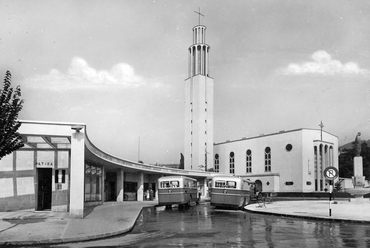 Pasaréti tér, autóbusz végállomás, háttérben a Páduai Szent Antal-templom, 1940. Forrás Fortepan - Jurányi Attila