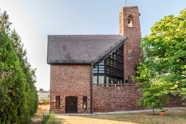 A templom helyén eredetileg L alaprajzú, szükségimaházként használt nyaralóépület állt, az új templomnak ennek alapjához kellett igazodnia.