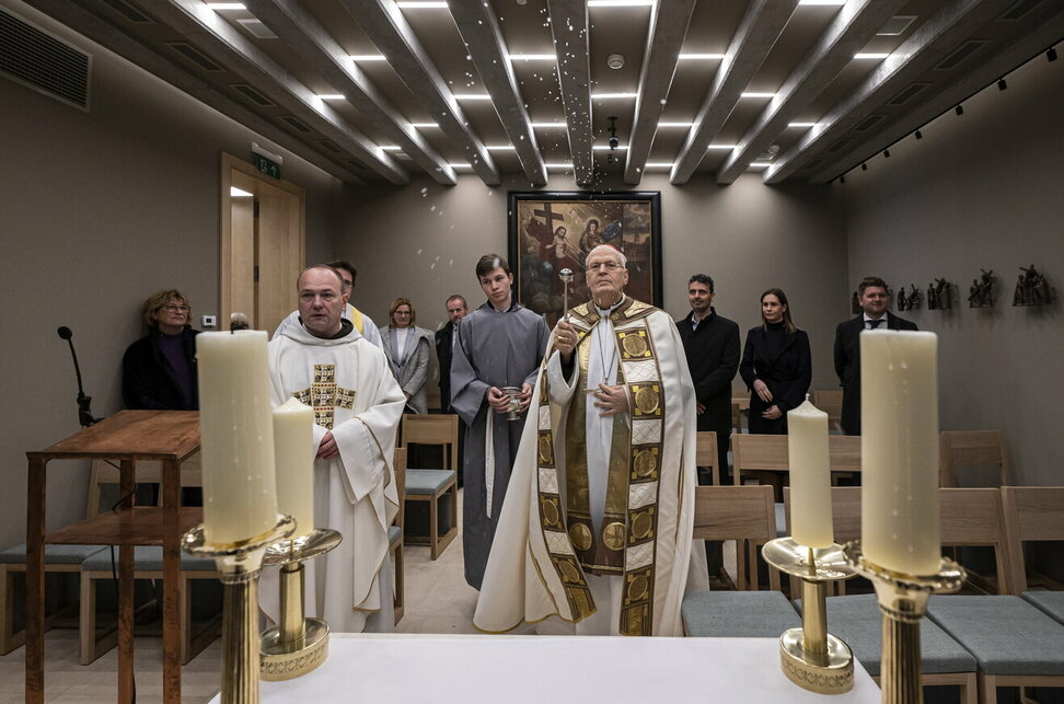 Erdő Péter bíboros, Esztergom-budapesti érsek és Kálmán Peregrin ferences plébános az új Pasaréti Közösségi Ház kápolnájában. Fotó: MTI/Szigetváry Zsolt