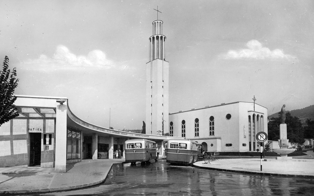 Pasaréti tér, autóbusz végállomás, háttérben a Páduai Szent Antal-templom, 1940. Forrás Fortepan - Jurányi Attila