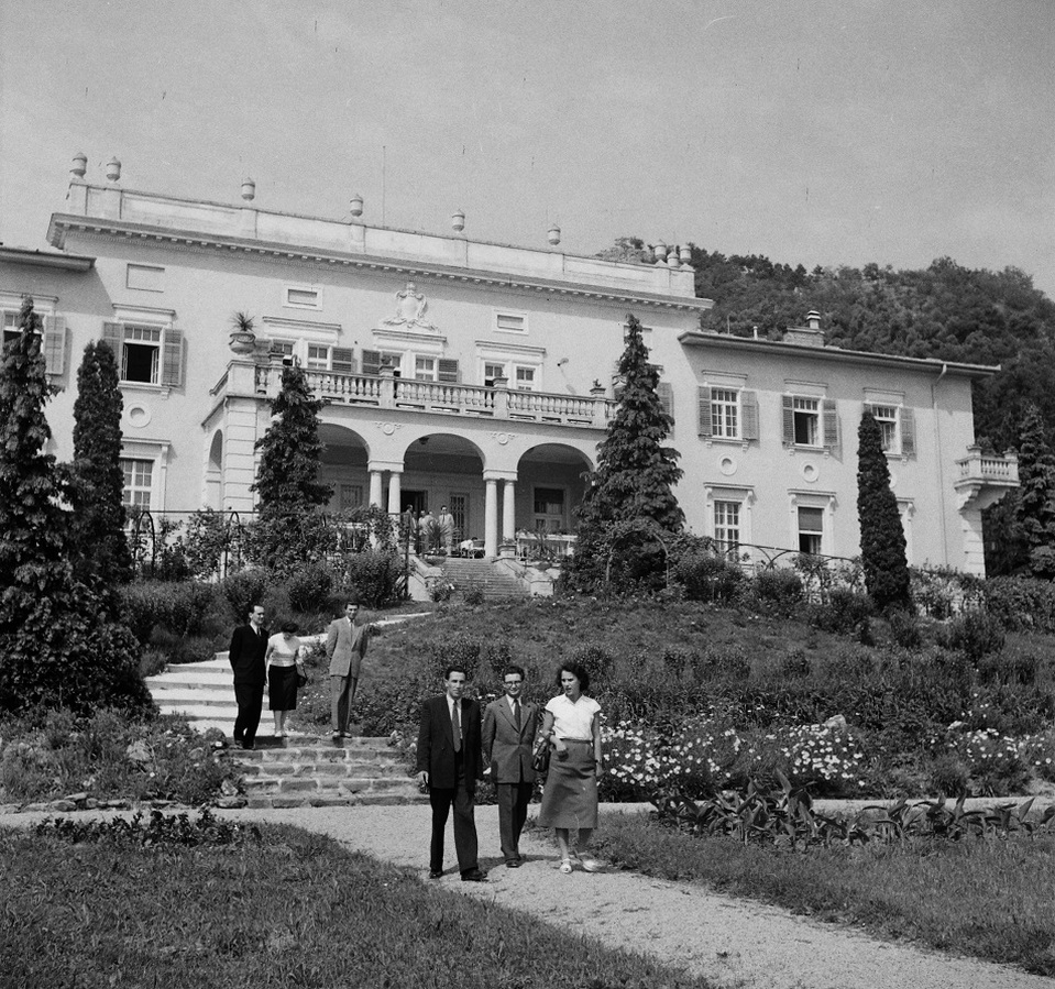 Egykor József főherceg nyaralókastélya, később pártüdülő, majd szálloda. Forrás: Fortepan / Kotnyek Antal, 1955-ös felvétel.