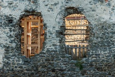 A várnak a dobai kastély felől is látható homlokzatán, a régi nyílások új építészeti eszközökkel történő bemutatásával, megőrzik a turisták által ismert látványt. Cél, hogy Somló-várból a bakancsos turizmus egyik sokak által látogatott célpontja váljon.