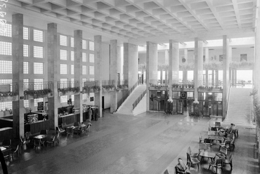 A 540 négyzetméter alapterületű, pompás utascsarnok 1960-ban. A terminál 1985 után Ferihegy 1 néven, egészen 2012-ig működött eredeti rendeltetése szerint, azóta vezetett túrákon, vagy különleges alkalmakkor látogatható. Fotó: Fortepan/UVATERV