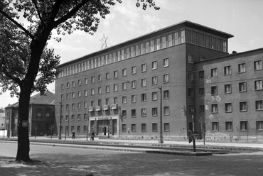 A Láng Gépgyár azóte felújított szocreál épülete a Forgách utcánál, 1964-ben. Forrás Fortepan - Angyalföldi Helytörténeti Gyűjtemény