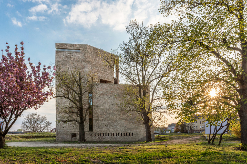 Várkapu Látogatóközpont, Szolnok, Ártér Építészműterem. Fotó: Gulyás Attila