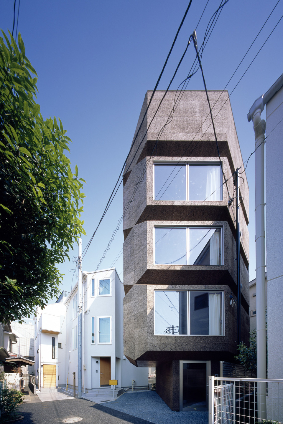 Takaaki Fuji + Yuko Fuji Architecture: Bay Window Tower House, Tokió. Fotó: Nishikawa Masao 