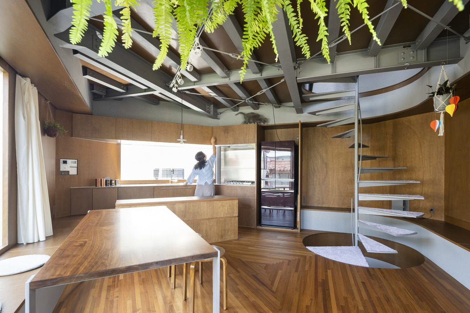 Takaaki Fuji + Yuko Fuji Architecture: Bay Window Tower House, Tokió. Fotó: Nishikawa Masao 