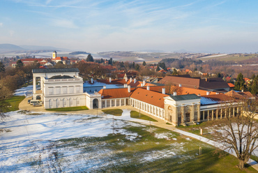 Az új életre kelt épületegyüttes a magasból, háttérben a falu templomával. A még helyre nem állított orangerie felújítására elkészültek a tervek, ez a második ütem is hamarosan elindul.