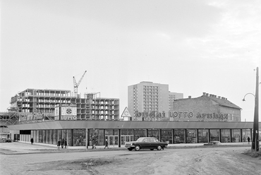 Etele tér, balra az Etele (Szakasits Árpád) út, az előtérben a Budai Lottó Áruház, a háttérben a Hadak útja pontházai. Balra a SZÁMOK (Számítástechnikai Oktató Központ) építkezése, 1974. Forrás: Fortepan / Bojár Sándor