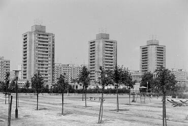A Mérnök utcai óvoda és a Fejér Lipót utcai toronyházak az Etele (Szakasits Árpád) út irányából nézve 1972-ben. Forrás: Facebook