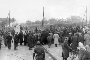 Balatoni út, a felvétel az Osztapenko szobor ledöntésekor készült, jobbra a háttérben a Budaörsi út házsora, 1956. Forrás: Fortepan / Rédei Mária