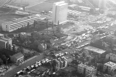 Légifotó az M1-M7 bevezető szakaszáról és a Budaörsi út környékéről. A felvétel a taxisblokád idején, 1990. október 26-án készült, 1990. Forrás: Fortepan / Szalay Zoltán