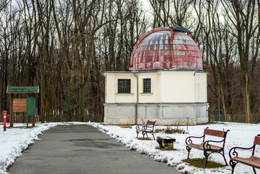 A szintén 1928-ra megépült Podmaniczky-kupola egy nagy nagyításra képes, 15 centiméter átmérőjű lencsés távcsövet rejt. 