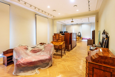 A történeti bútorok az emeleti kiállítótérben várakoznak visszahelyezésükre – az új kiállításon egy-egy terem a gróf Andrássy család egy-egy tagját fogja bemutatni.