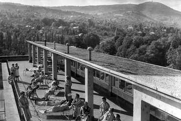 Kútvölgyi úti Központi Állami Kórház (ma Semmelweis Egyetem Kútvölgyi Klinikai Tömb). Látkép a tetőterasztól a János-hegy felé, 1962. Forrás: Fortepan / Juráncsik Norbert