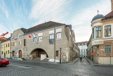 A vár legfiatalabb új épülete, a Fortuna utca 24-ben, fél évszázados foghíjtelekre épült Hapimag Apartmanház, 1999-ben épült, Reimholz Péter tervei alapján.