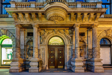 A 10-es házszámú, pompás bejárat a Feszty Adolf által tervezett, 1884-re megépült palotán. Az egykori bérház ma irodaházként működik.