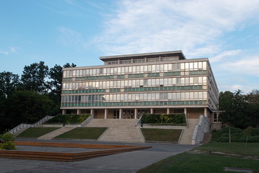 A MATE Szent István Campusának Gépészmérnöki Kara, mely Zöldy Emil tervei alapján épült az 1960-as években. Forrás: Wikimedia Commons