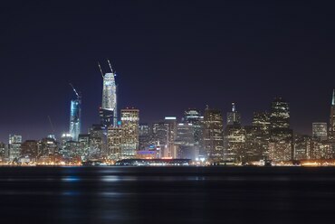 A kaliforniai San Francisco felhőkarcolói éjszaka, 2017-ben. Forrás: Wikimedia Commons