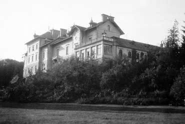A parádfürdői Károlyi-kastély egy 1934-es felvételen. Forrás: Fortepan/Gyöngyi