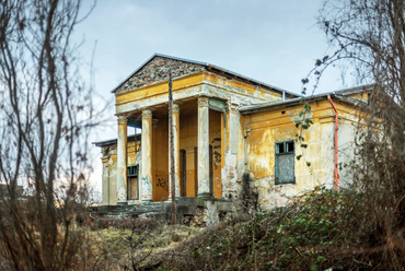 A Sváb-hegy legrégebbi nyaralói közé tartozik a Karczagi-villa, amely 1844-ben, Hild József tervei szerint épült. Ha minden jól megy, új tulajdonosa hamarosan megkezdi az eredeti állapot szerinti felújítását.