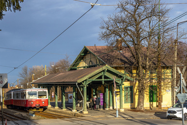 A környék közlekedésének javítására épült a fogaskerekű vasút, 1874-ben Svábhegy állomásig, majd 16 évvel később további két megállóval Széchényi-hegyig. Az egykori Svábhegy végállomás épülete ma műemlék, használaton kívül, lassan romló állapotban.