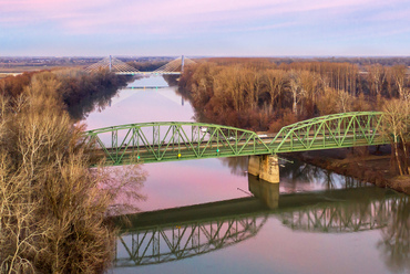 Tiszaug és Lakitelek között, hosszú előkészítés után 1927-re készült el az acél rácstartós, szegecselt Tisza-híd, amely mellé 2001-ben egy egyszerűbb, kétsávos közúti híd is épült. A távolabbi, ferdekábeles autópálya-híd 2021 decemberre készült el.