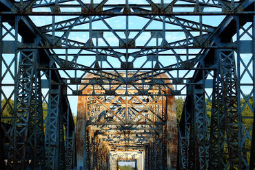 A szerkezet újramázolása előtt, 2007 őszén. A vasbeton pályalemez sínek közti részét a közúti híd elkészülte után bontották le.