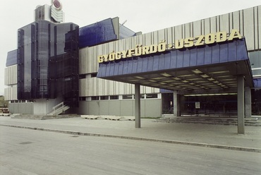 Az Árpád úti Újpesti Gyógyfürdő és Uszoda egy 1974-es felvételen, az átadása évében. Forrás: Fortepan / Kádas Tibor