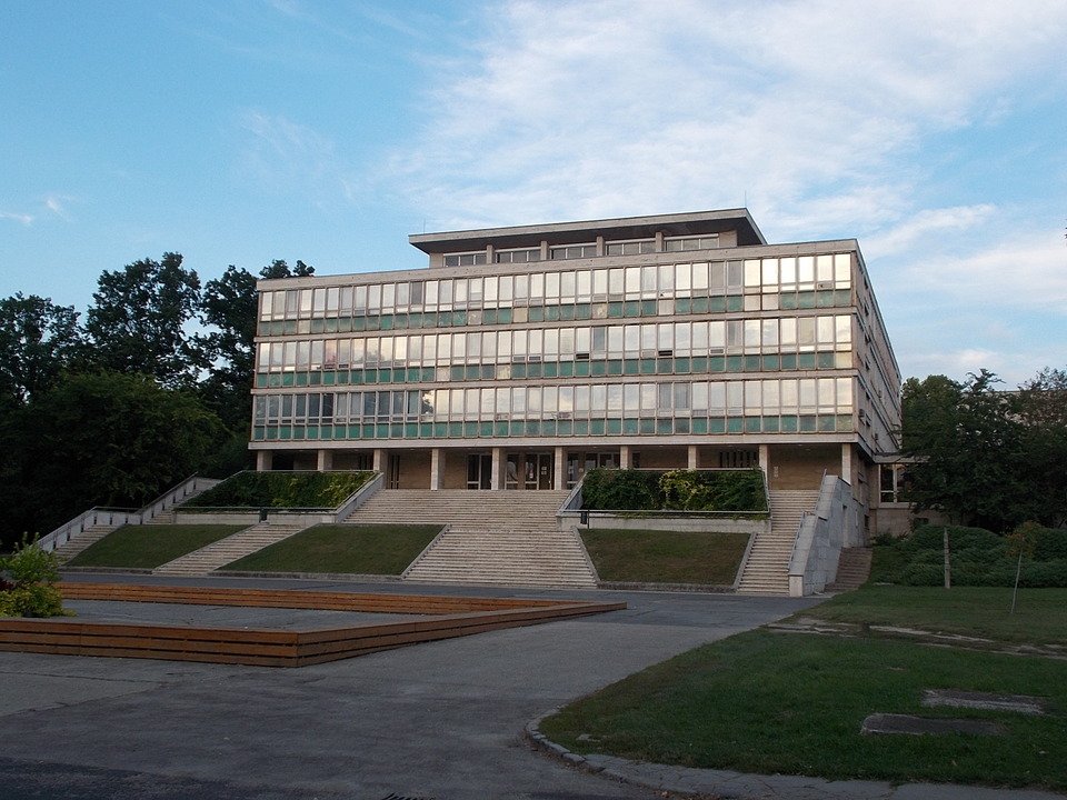 A MATE Szent István Campusának Gépészmérnöki Kara, mely Zöldy Emil tervei alapján épült az 1960-as években. Forrás: Wikimedia Commons